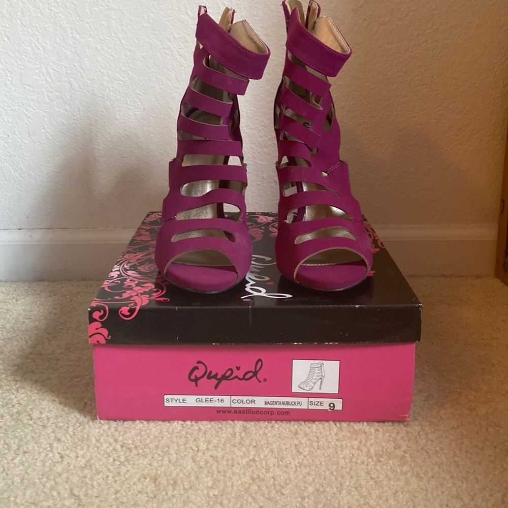 Never worn basically new Magenta sandals